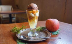 1.5〜 NEW『しあわせ焼きりんごと ココアごまアイスクリームのヴィーガンパフェ』
