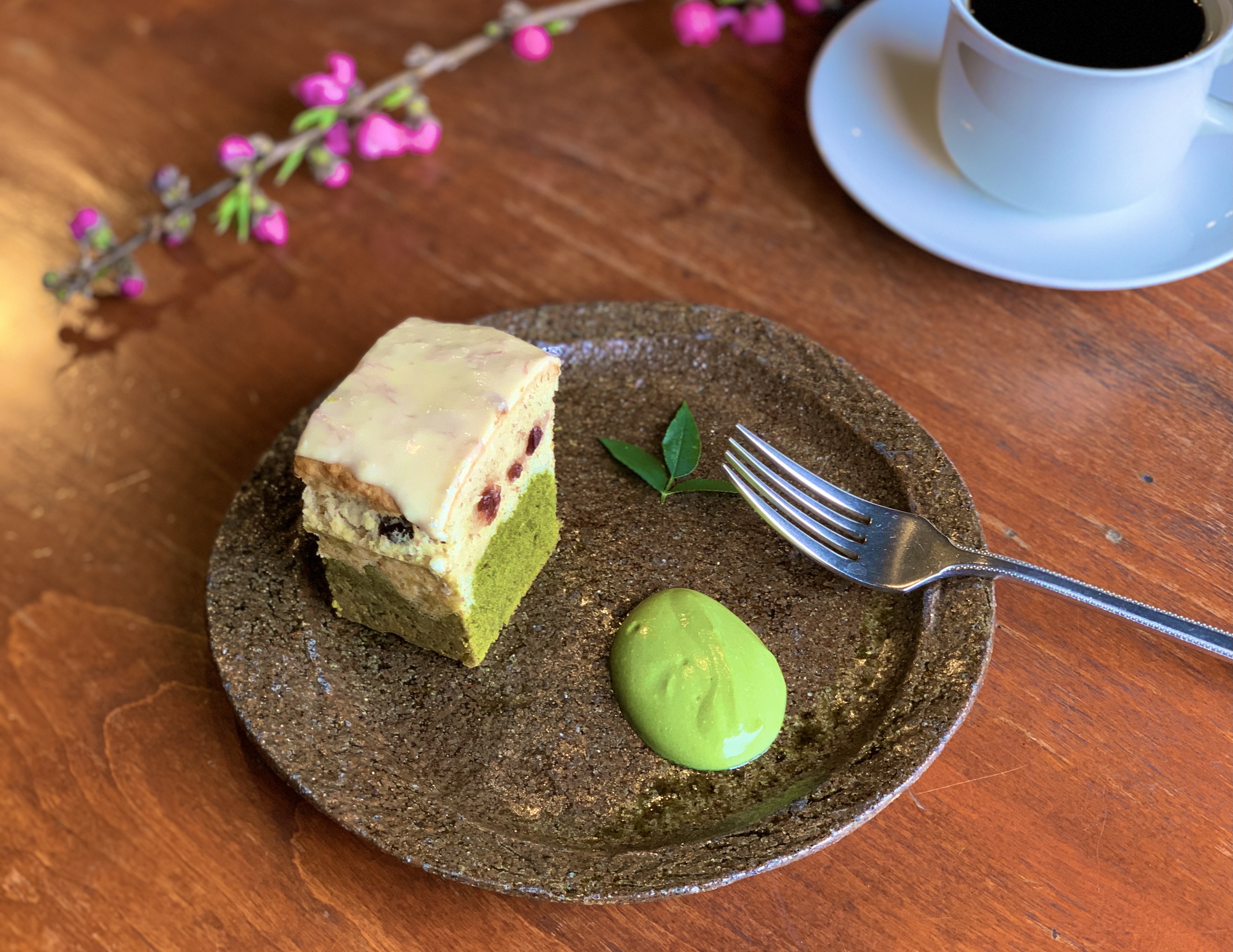 「桜・さくらんぼと緑茶の２層仕立てのケーキ」：3月のケーキ
