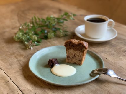 『森のカフェインレスコーヒーと小豆の2層仕立てのケーキ』～秋のケーキ
